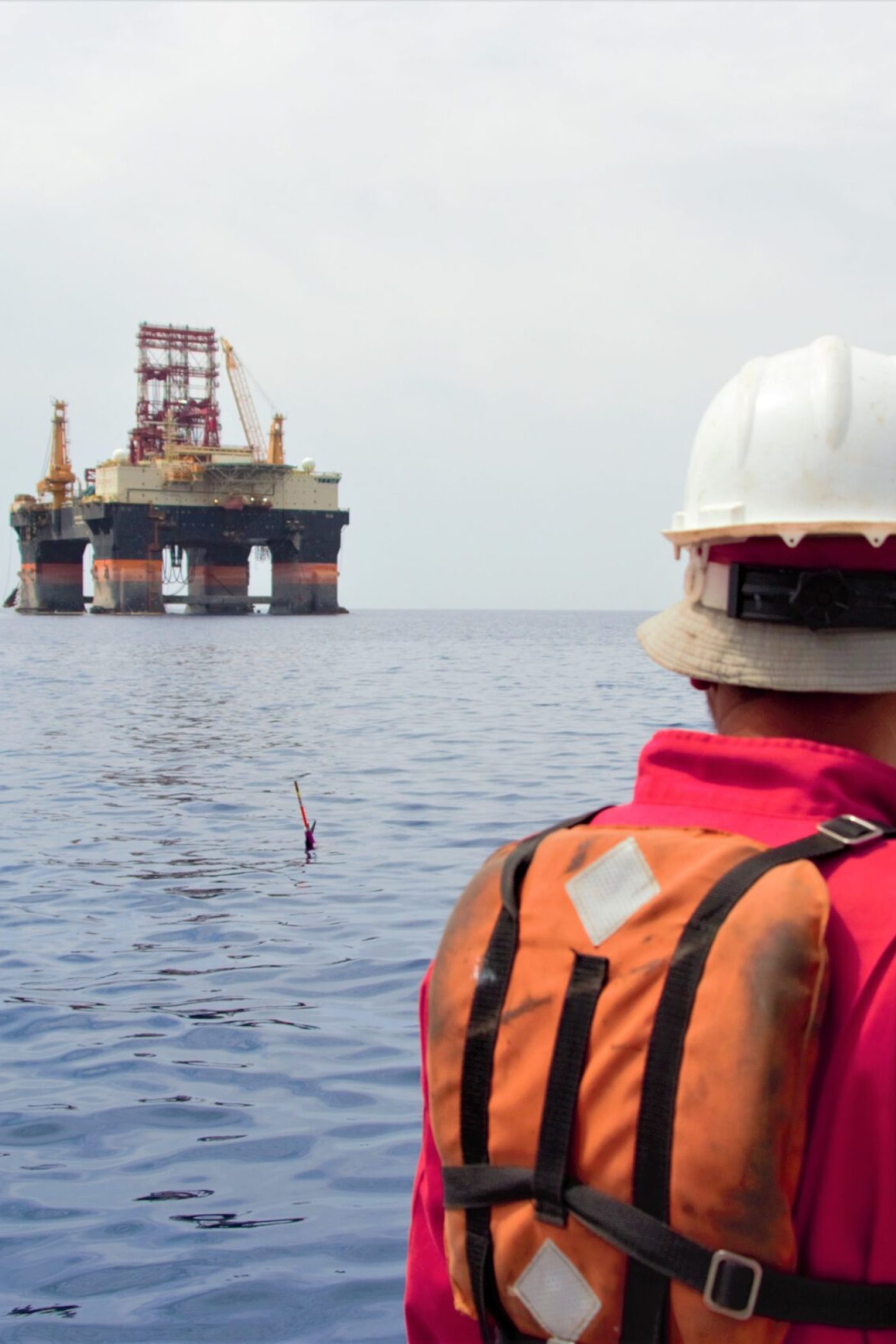 Seaglider with rig in the background_3